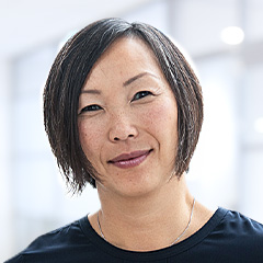 Nebenberuflich bei freier Zeiteinteilung Die Steuerring-Beraterin Noelle Will trägt kurze schwarze Haare und lächelt in die Kamera